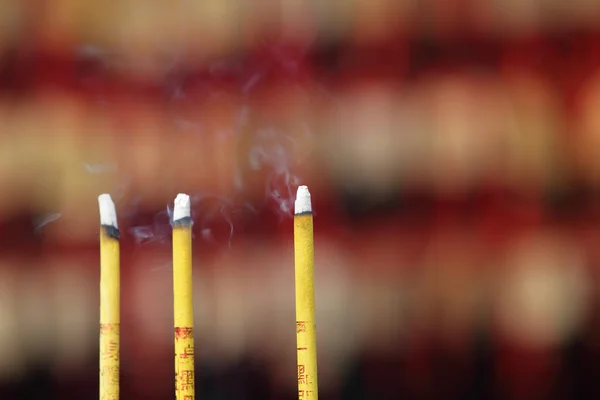Fumar varas de incenso no templo budista — Fotografia de Stock