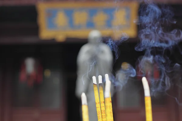 Bâtonnets d'encens fumeur au temple bouddhiste — Photo