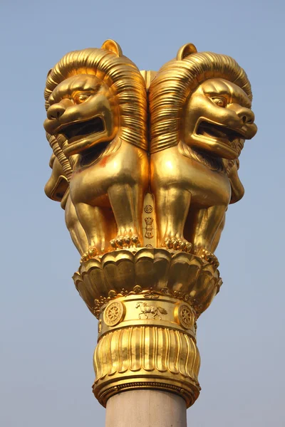 Золотая статуя льва в Шанхае — стоковое фото