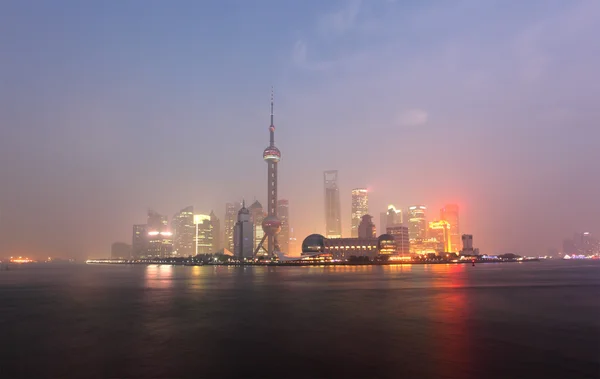 浦东在夜间的天际线。中国上海 — 图库照片
