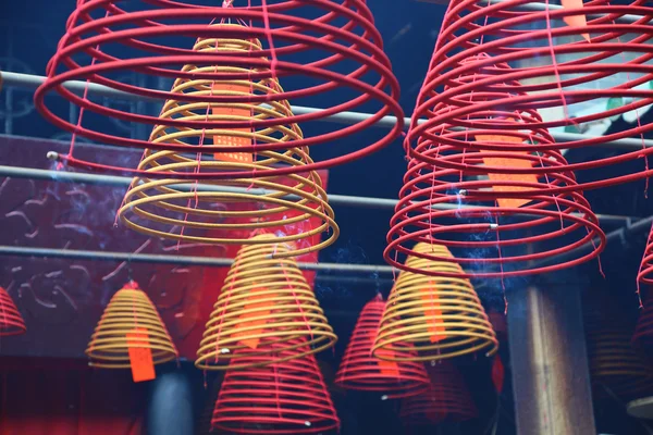Spirales d'encens dans un temple bouddhiste à Hong Kong — Photo