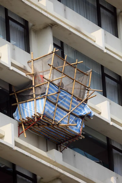Bamboe steigers op een hoog gebouw in hong kong — Stockfoto