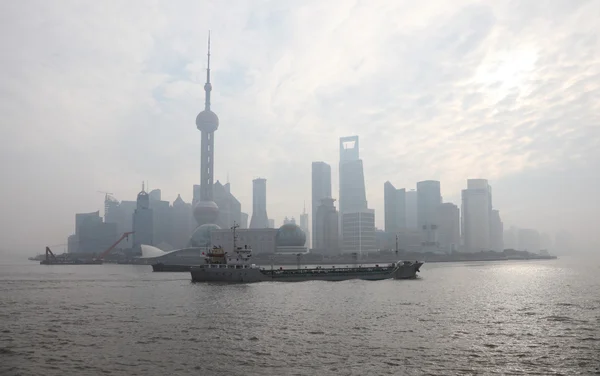 Skyline di Pudong in un giorno nebbioso. Shanghai Cina — Foto Stock