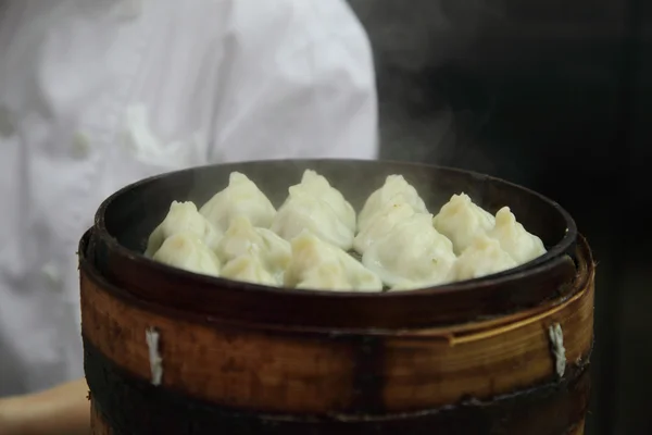 Dumpling chino tradicional en una olla de bambú a vapor — Foto de Stock