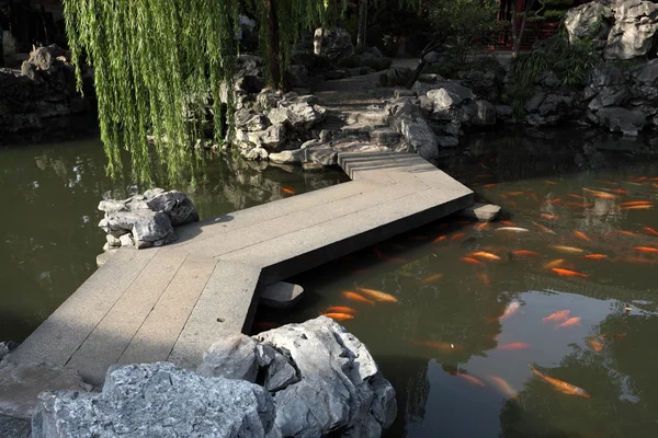 Jardim chinês com Koi Pond em Xangai — Fotografia de Stock