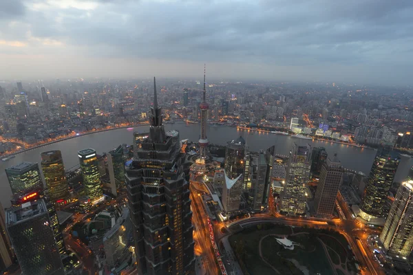 Вид с воздуха на город Шанхай ночью — стоковое фото