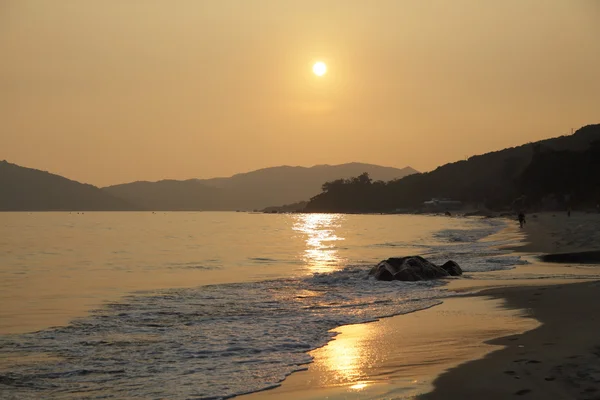 Pôr do sol na praia da Ilha de Lantau em Hong Kong — Fotografia de Stock