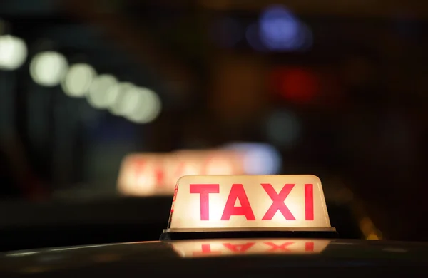 Taxi teken bij nacht in hong kong — Stockfoto