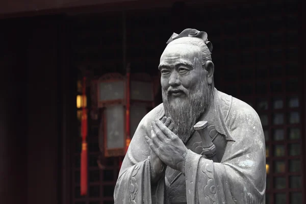 Posąg Konfucjusza w konfucjańskiej świątyni w Szanghaju, Chiny — Zdjęcie stockowe