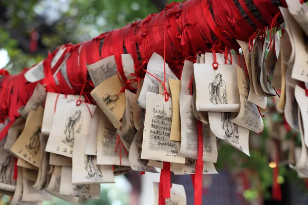 Papíru modlitby a přání v chrámu Konfucius v shanghai, Čína — Stock fotografie