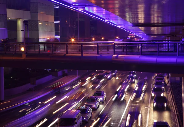 在延安路夜间交通。上海中国 — 图库照片