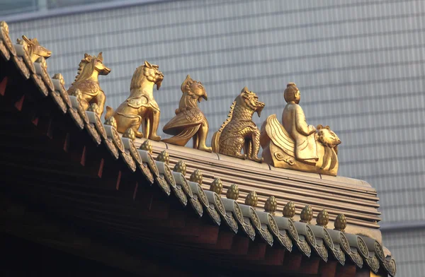 Прикраси на даху районі jing'an храму в Шанхаї, Китай — стокове фото