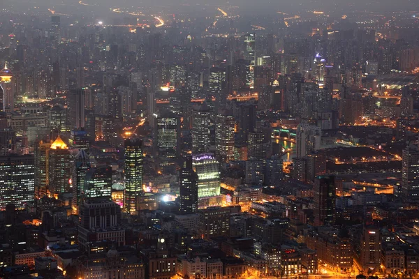 使用电钻的匠人夜に照らされる上海の都市 — ストック写真