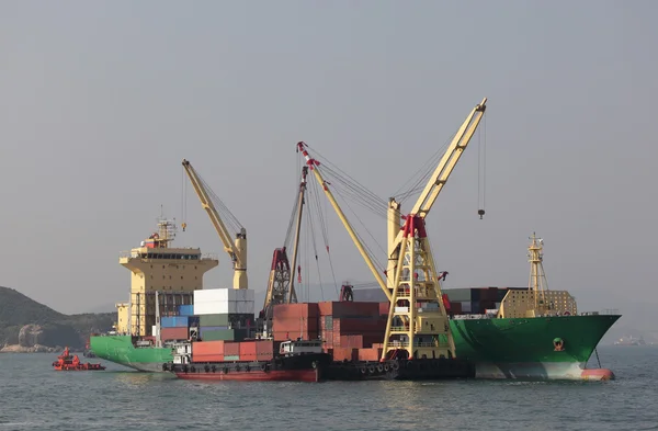大型貨物船の荷を下すコンテナー — ストック写真