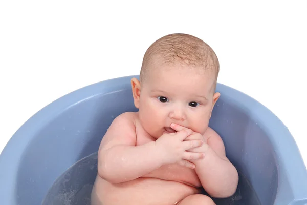 Bébé dans la baignoire isolé sur fond blanc — Photo