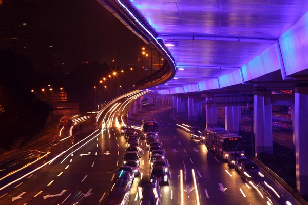 Tráfego na Yan 'an Road à noite. Xangai, China — Fotografia de Stock