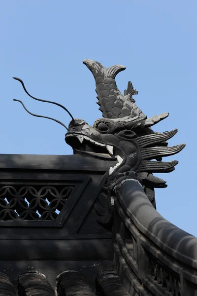Китайський дракон на даху в Yuyuan сад. Шанхай-Китай — стокове фото