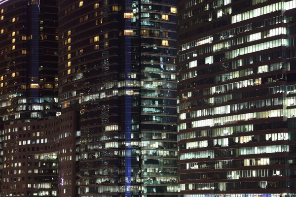 Highrise moderne gebouw 's nachts — Stockfoto