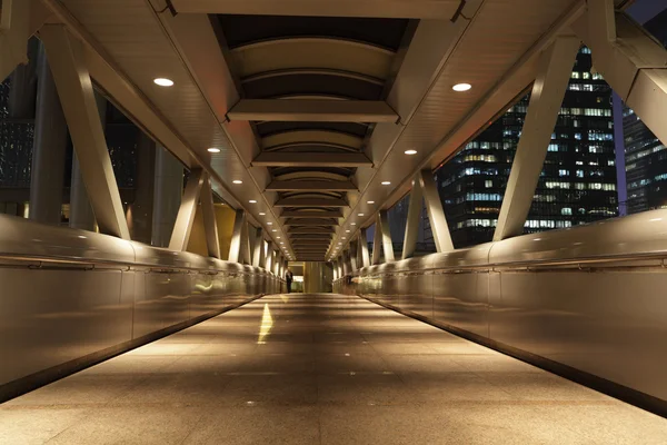 Pedestrian Bridge in the city of Hong Kong at night — Stock Photo, Image