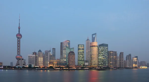 浦东在黄昏的天际线。中国上海市 — 图库照片