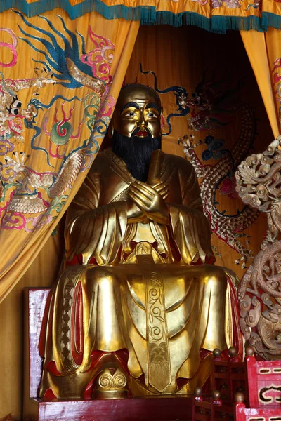 Goldene Statue des Konfuzius, China — Stockfoto
