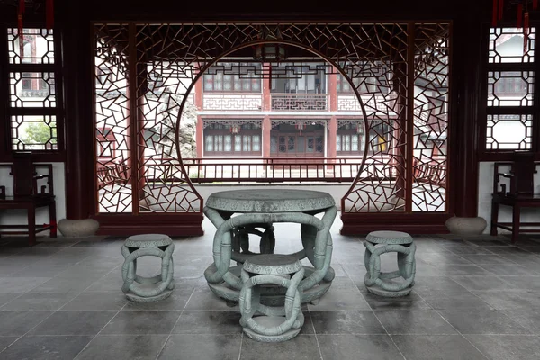 Traditionele chinese stenen tafel en stoelen — Stockfoto