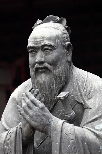 Posąg Konfucjusza w konfucjańskiej świątyni w Szanghaju, Chiny — Zdjęcie stockowe