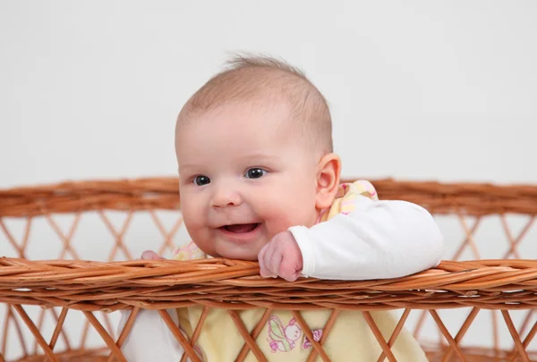 バスケットに座っている小さな女の赤ちゃん — ストック写真