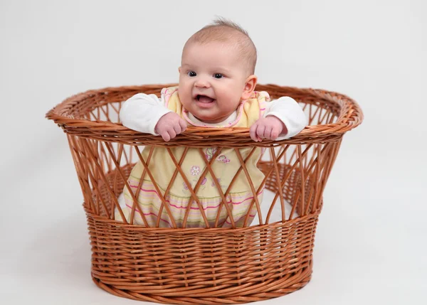 バスケットに座っている小さな女の赤ちゃん — Stockfoto