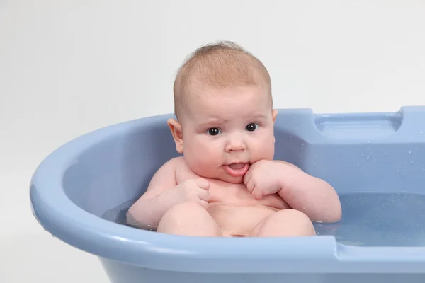 Tre månader gammal baby badar — Stockfoto