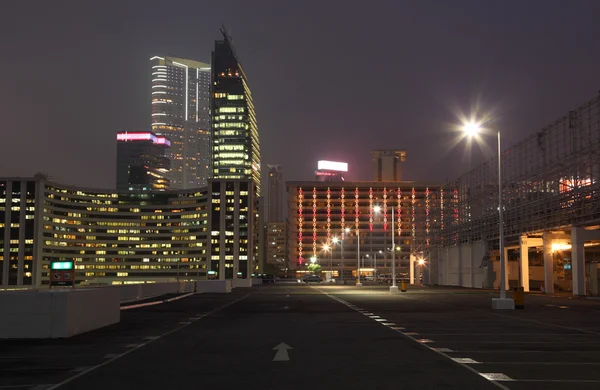 Prázdné parkoviště ve městě v noci, hong kong — Stock fotografie