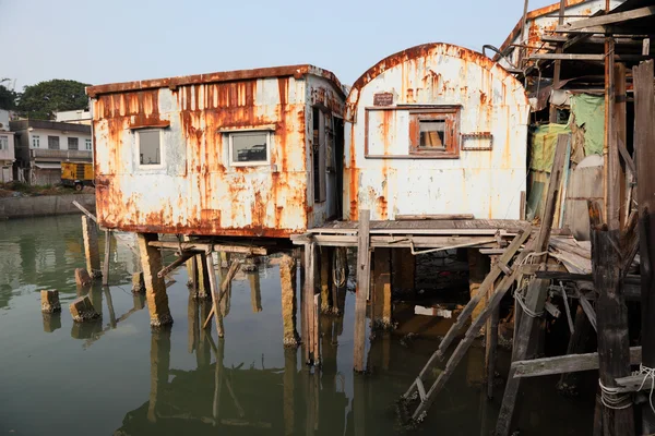 Casas de zancos oxidados en el pueblo pesquero chino Tai O, Hong Kong — Foto de Stock
