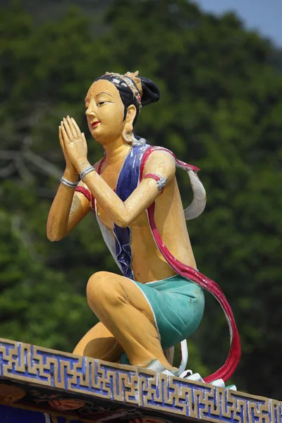 Staty av en bedjande buddistisk munk — Stockfoto