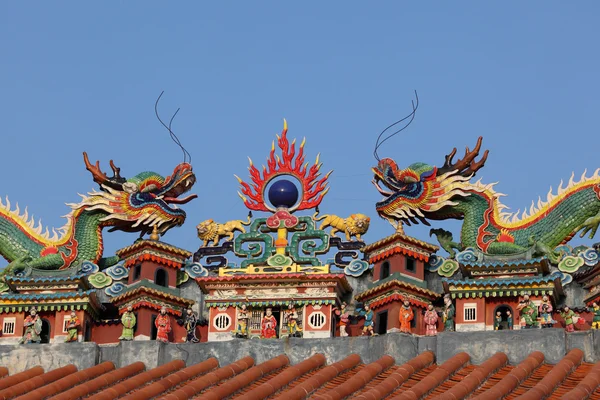홍콩에서 도교 사원 지붕에 용 — 스톡 사진