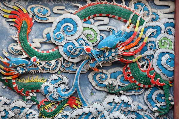 Sculpture chinoise colorée d'un dragon — Photo