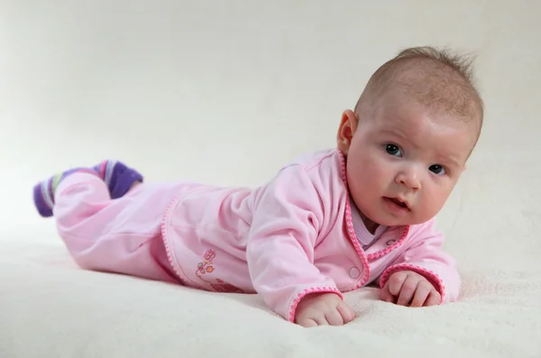 かわいいです赤ん坊女の子嘘毛布の上に — ストック写真