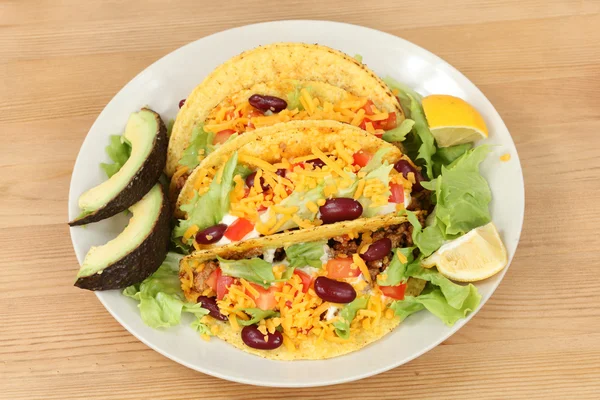 Comida Mexicana - plato con tacos, lechuga y aguacate — Foto de Stock