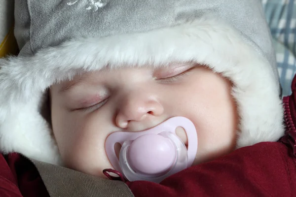 Baby schläft nach einem Spaziergang im Winter draußen — Stockfoto