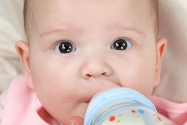Dört ay önce kız bebek besleme — Stok fotoğraf
