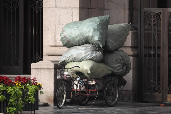 自行车满载空塑料瓶。中国上海 — 图库照片