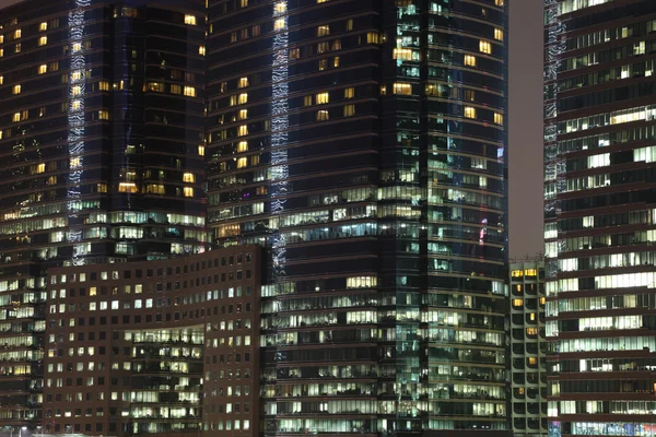 Edifícios de escritórios Highrise iluminados à noite — Fotografia de Stock