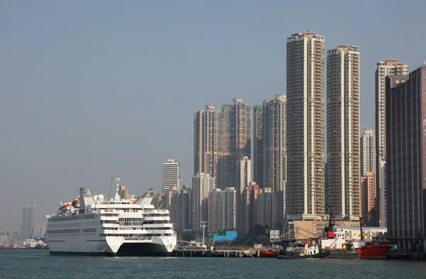 船锚固在香港的豪华游轮 — 图库照片