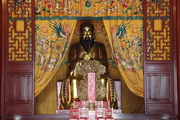 Статуя Конфуція в конфуціанська храм в Шанхаї, Китай — стокове фото