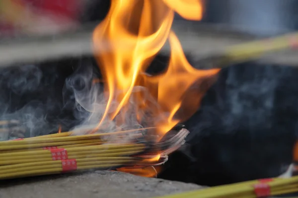 Räucherstäbchen am buddhistischen Tempel in China verbrennen — Stockfoto
