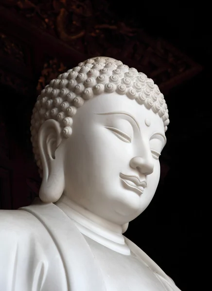 Белая статуя Будды в храме Лонхуа, Шанхай Китай — стоковое фото
