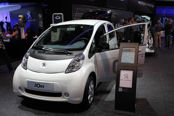 Новый электромобиль Peugeot iOn — стоковое фото