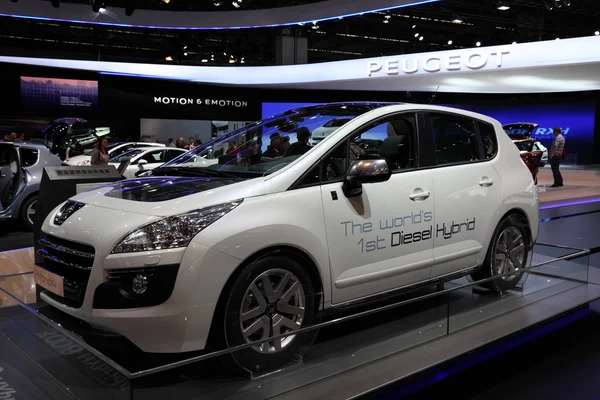 Новий Peugeot 3008 Hybrid4 дизельний гібридний — стокове фото