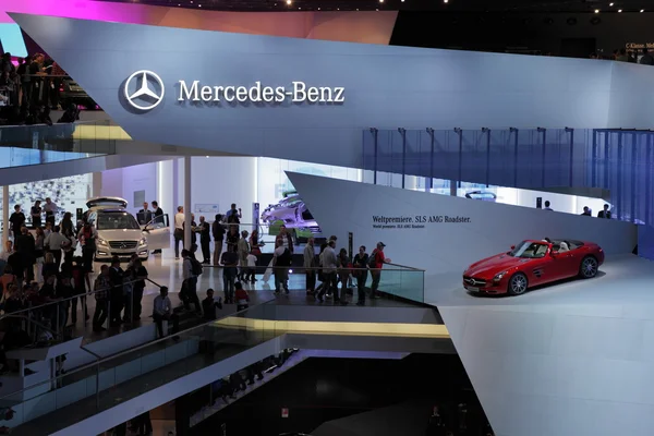 Mercedes Benz in der 64. Minute — Stockfoto