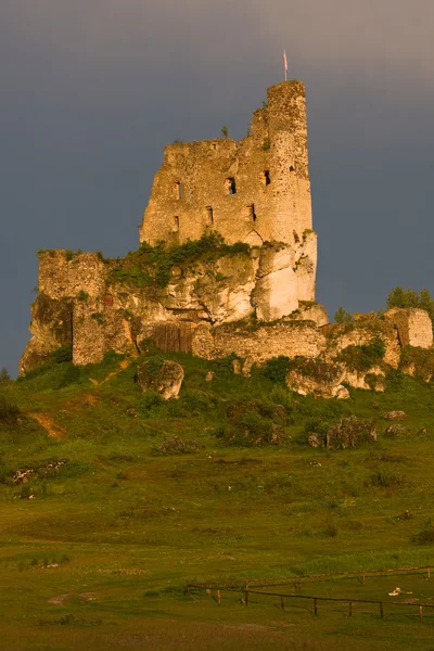 Ruínas de castelo em uma luz de pôr do sol — Fotografia de Stock