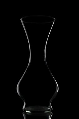 siyah bir zemin üzerine vazo